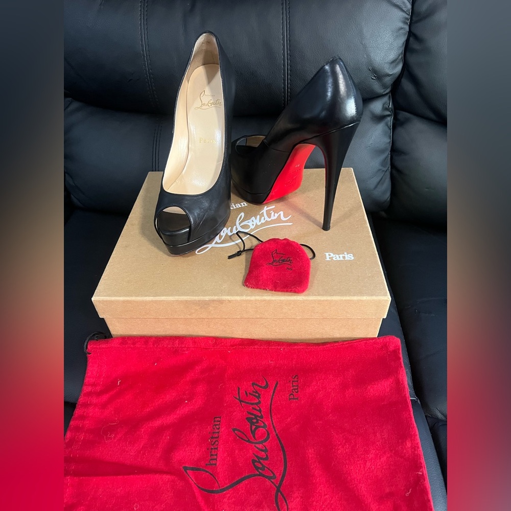 Christian Louboutin Palais Royal 38 black leather peep toe heels
